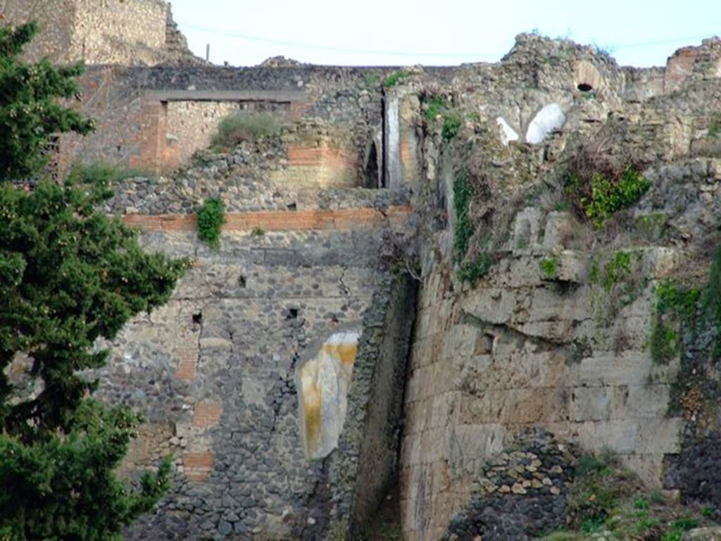 Detail of rear of VII.16.16 and VII.16.13 Pompeii built over city walls above Suburban Baths. December 2006.