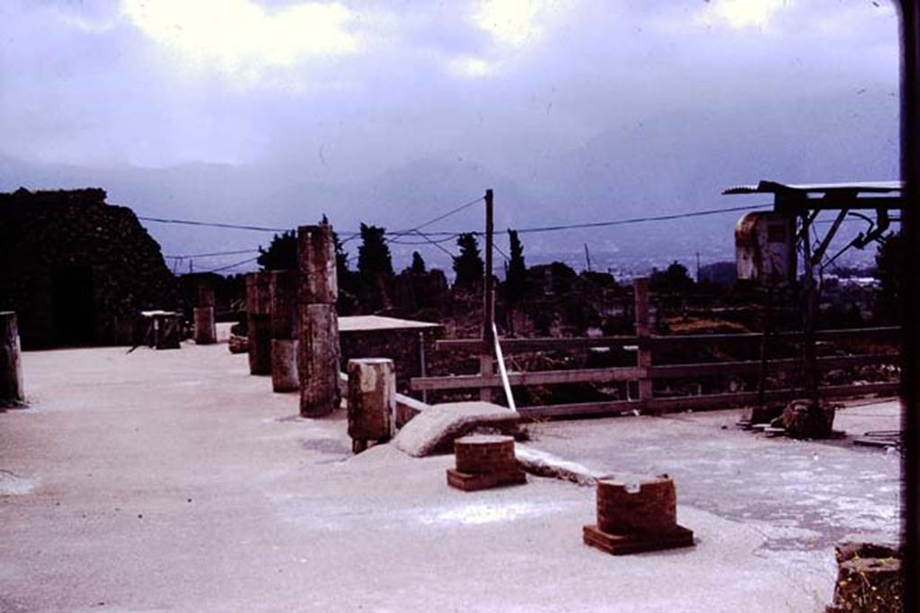 VII.16.17-22 Pompeii. 1972. Looking south-west across portico of upper terrace.
Photo by Stanley A. Jashemski. 
Source: The Wilhelmina and Stanley A. Jashemski archive in the University of Maryland Library, Special Collections (See collection page) and made available under the Creative Commons Attribution-Non Commercial License v.4. See Licence and use details. J72f0529
