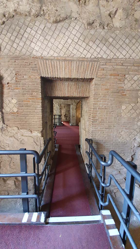 VII.16.a Pompeii. July 2021. 
Doorway from room 5 to room 4, calidarium. Looking north.
Foto Annette Haug, ERC Grant 681269 DÉCOR.
