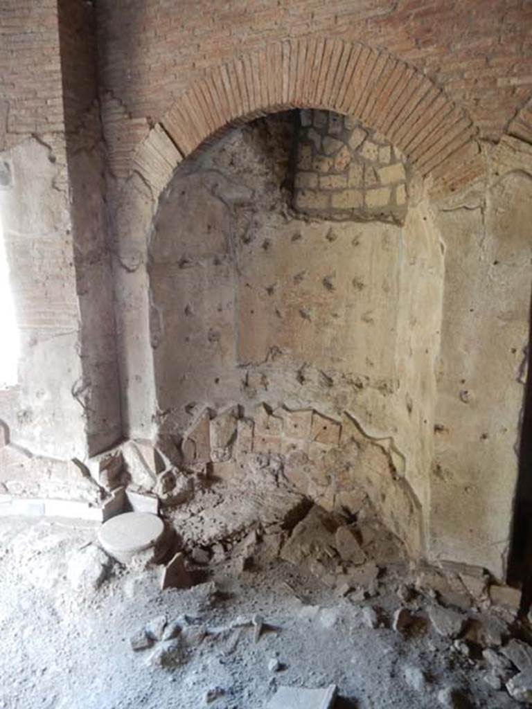 VII.16.a Pompeii. May 2015. Room 4, north wall with large niche on east side of semi-circular window.  Photo courtesy of Buzz Ferebee.
