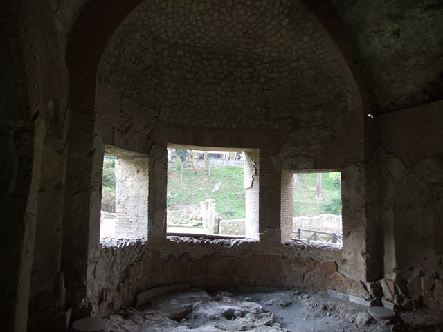 VII.16.a Pompeii. September 2005. Room 4, semicircular window on west side.