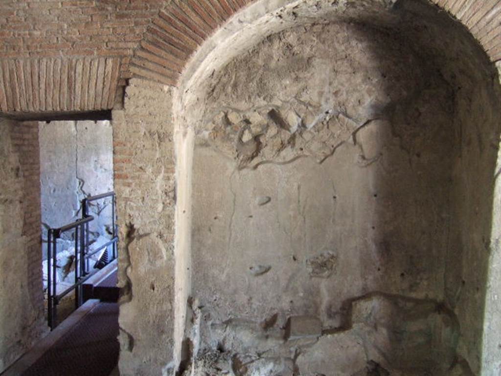 VII.16.a Pompeii. May 2015.  Room 4, south wall, with large niche on either side of doorway from room 5. Photo courtesy of Buzz Ferebee.

