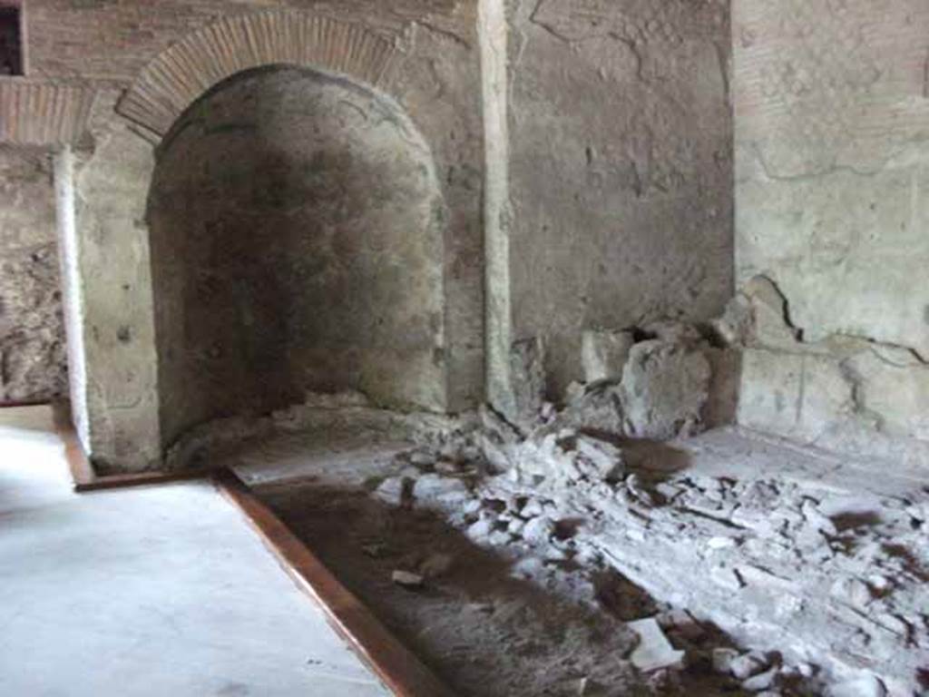 VII.16.a Pompeii. May 2015.  Room 4, looking towards north wall and niche on east side of doorway leading to room 3.  Photo courtesy of Buzz Ferebee.
