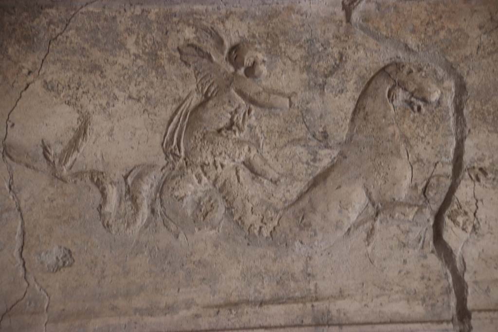 VII.16.a Pompeii. September 2021. 
Room 6, Cupid on decorative stucco frieze on north wall at east end. Photo courtesy of Klaus Heese.
