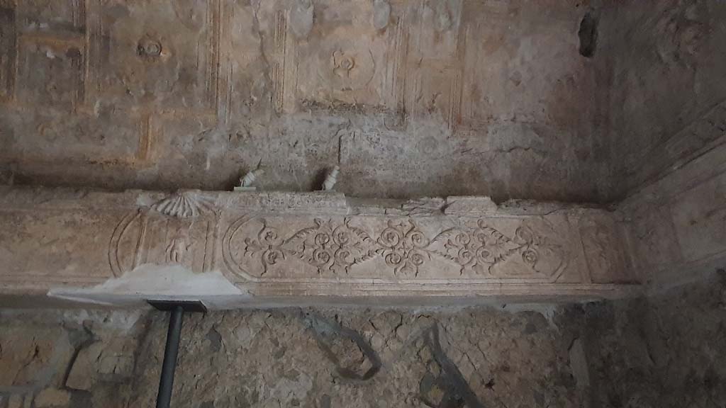 VII.16.a Pompeii. October 2020. Room 6, decorative stucco frieze on north wall at east end. Photo courtesy of Klaus Heese.