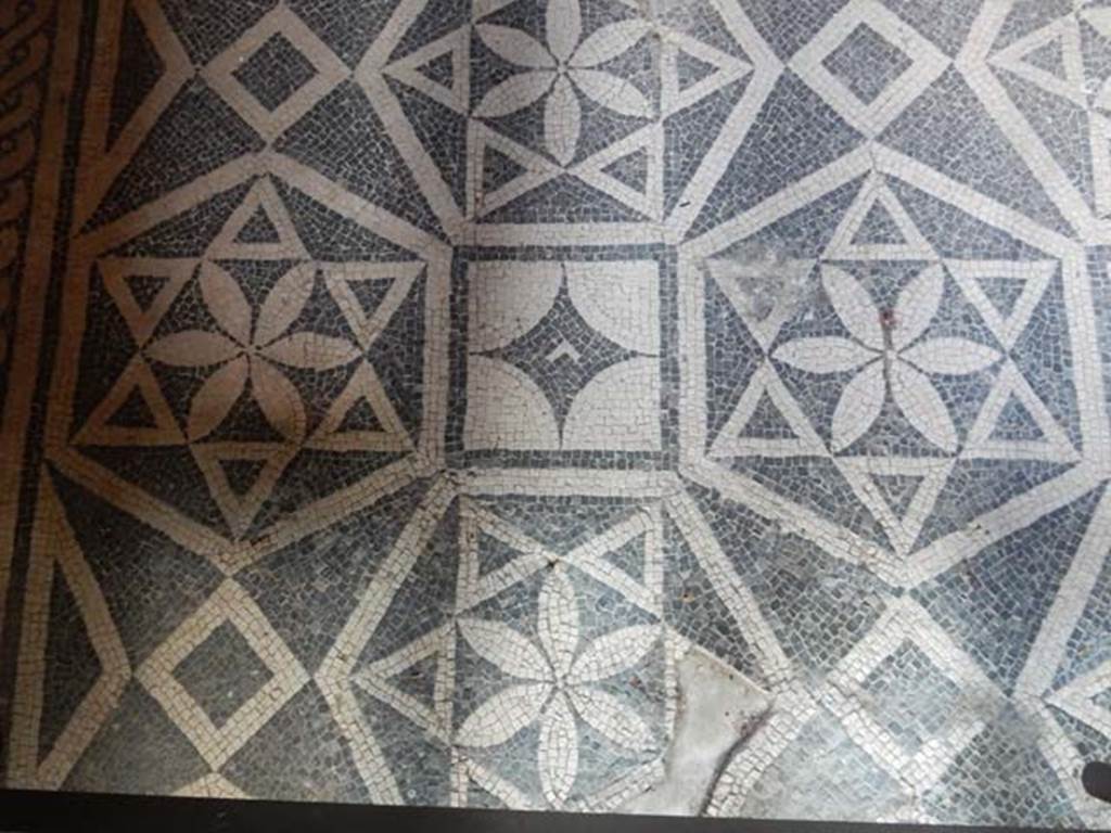 VII.16.a Pompeii. May 2015. Room 1, detail from mosaic floor. Photo courtesy of Buzz Ferebee.