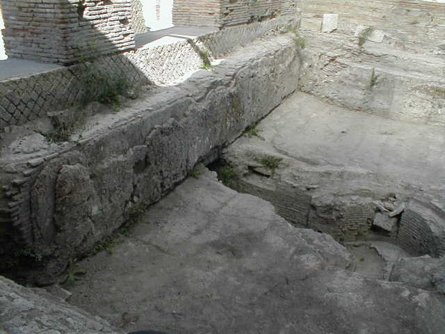VII.16.a Pompeii.  September 2005.  Room 2, west side of pool.