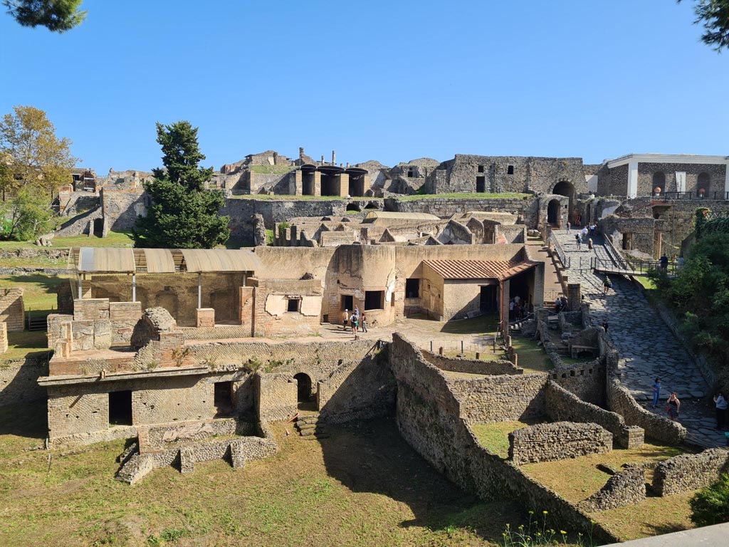 VII.16.a Pompeii. 2017/2018/2019. Suburban Baths and Porta Marina, looking east. Photo courtesy of Giuseppe Ciaramella.