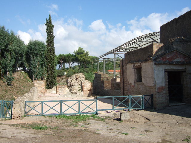 VII.16.a Pompeii. October 2020. Looking towards room at the north end of courtyard C, with remains of large piece of debris from the eruption.
Photo courtesy of Klaus Heese. 
