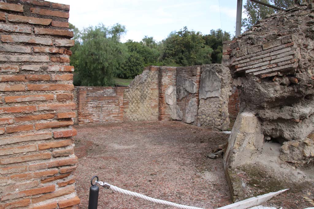 VII.16.a Pompeii. May 2015. Room at the north end of courtyard C, with remains of large piece of debris from the eruption. Photo courtesy of Buzz Ferebee.
