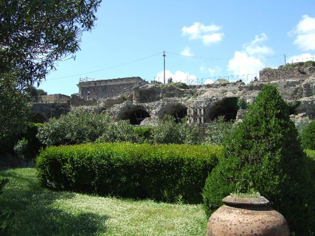 VIII.1.3 Pompeii. May 2006. Looking north to rear of Temple of Venus. The Antiquarium is the large square building, on the left.
