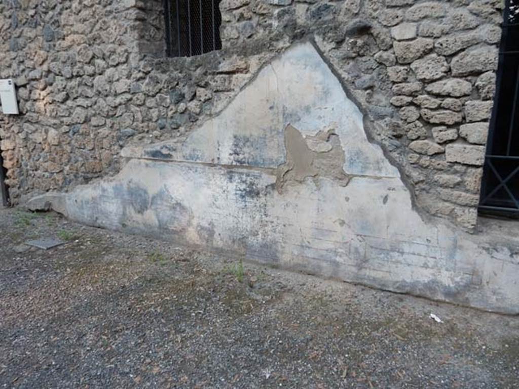 VIII.1.a, Pompeii. May 2018. Detail of remaining plaster between doorways at south end of portico. 
Photo courtesy of Buzz Ferebee.

