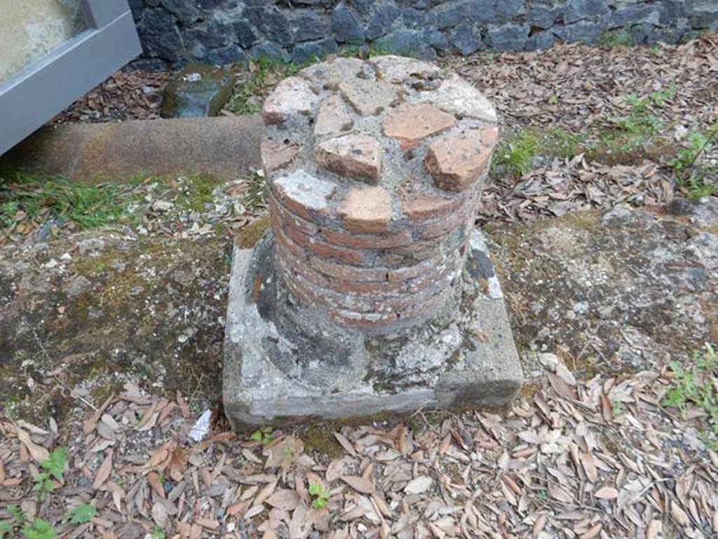 VIII.1.a, Pompeii. May 2018. Detail of column. Photo courtesy of Buzz Ferebee.
