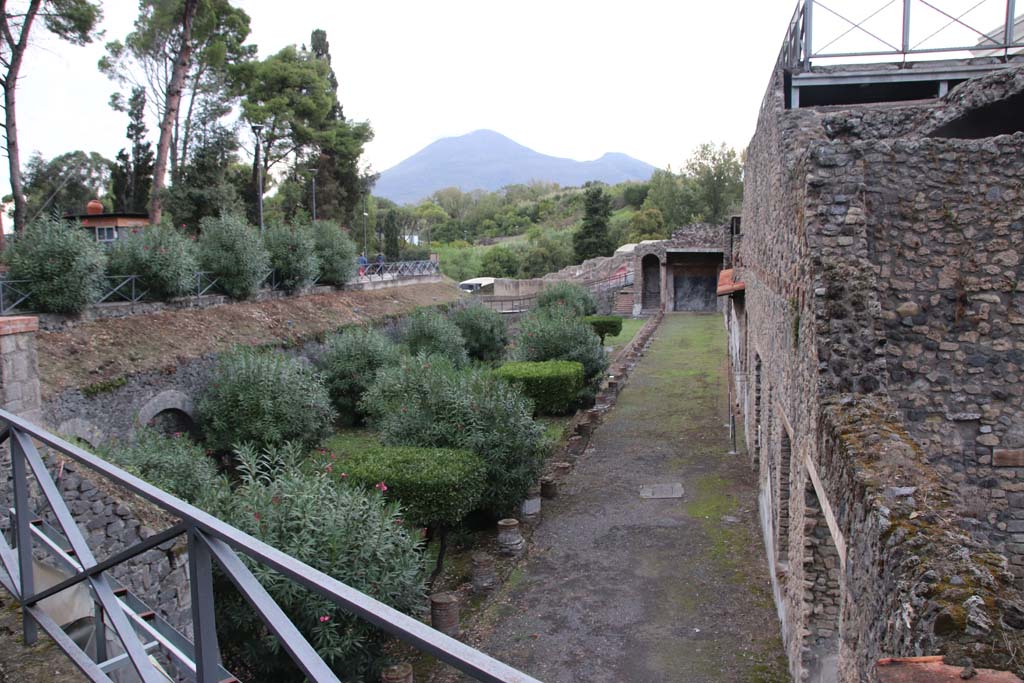 VIII.1.a Pompeii. October 2020. Looking north along the portico. Photo courtesy of Klaus Heese.
