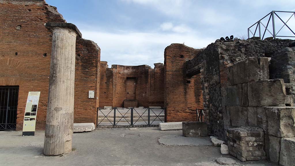 VIII.2.6 Pompeii. August 2021. Looking south to entrance doorway on south side of Forum.
Foto Annette Haug, ERC Grant 681269 DÉCOR.

