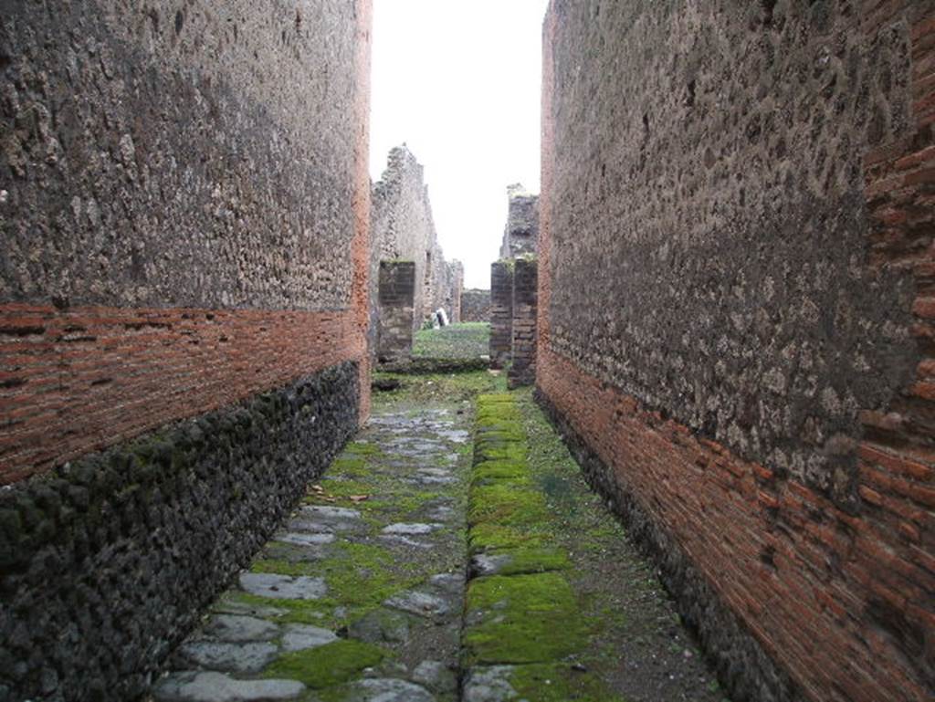VIII.2.7 Pompeii. December 2004. Passageway or Vicolo del Foro, looking south to rear.