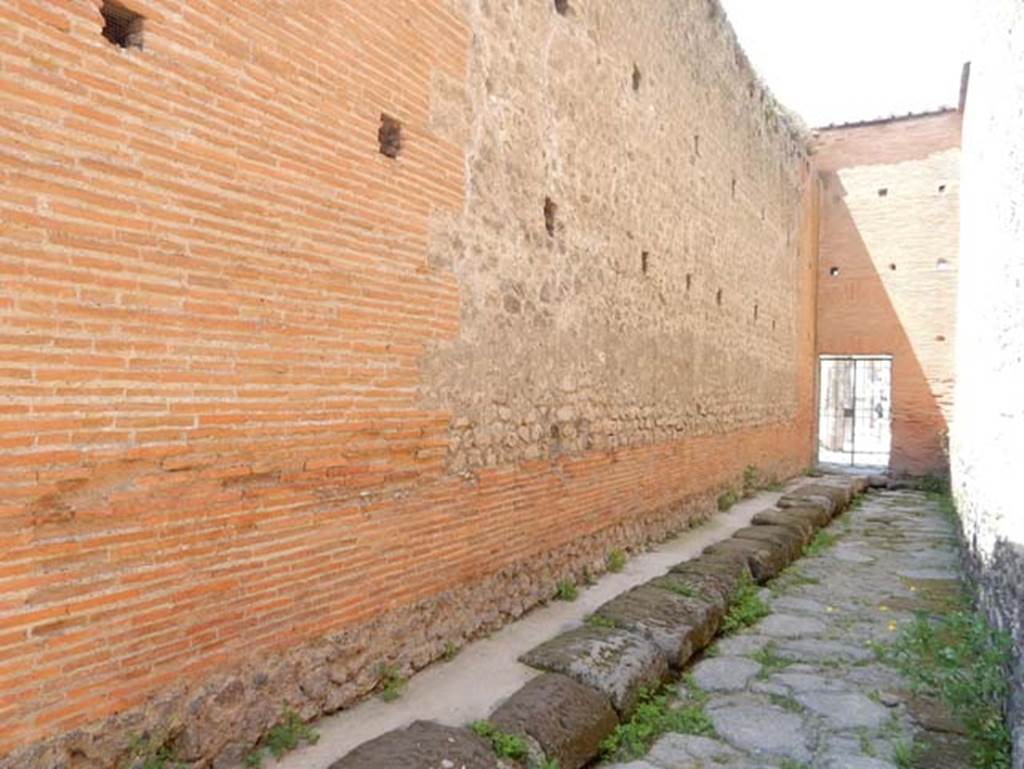 VIII.2.7 Pompeii. May 2018. West wall of passageway looking north towards entrance at VIII.2.7. This wall is also part of VIII.2.6. Photo courtesy of Buzz Ferebee.
