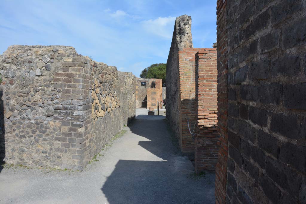 VIII.2.14 Pompeii. March 2019. Looking east along corridor towards atrium, from peristyle area.
Foto Annette Haug, ERC Grant 681269 DÉCOR.
