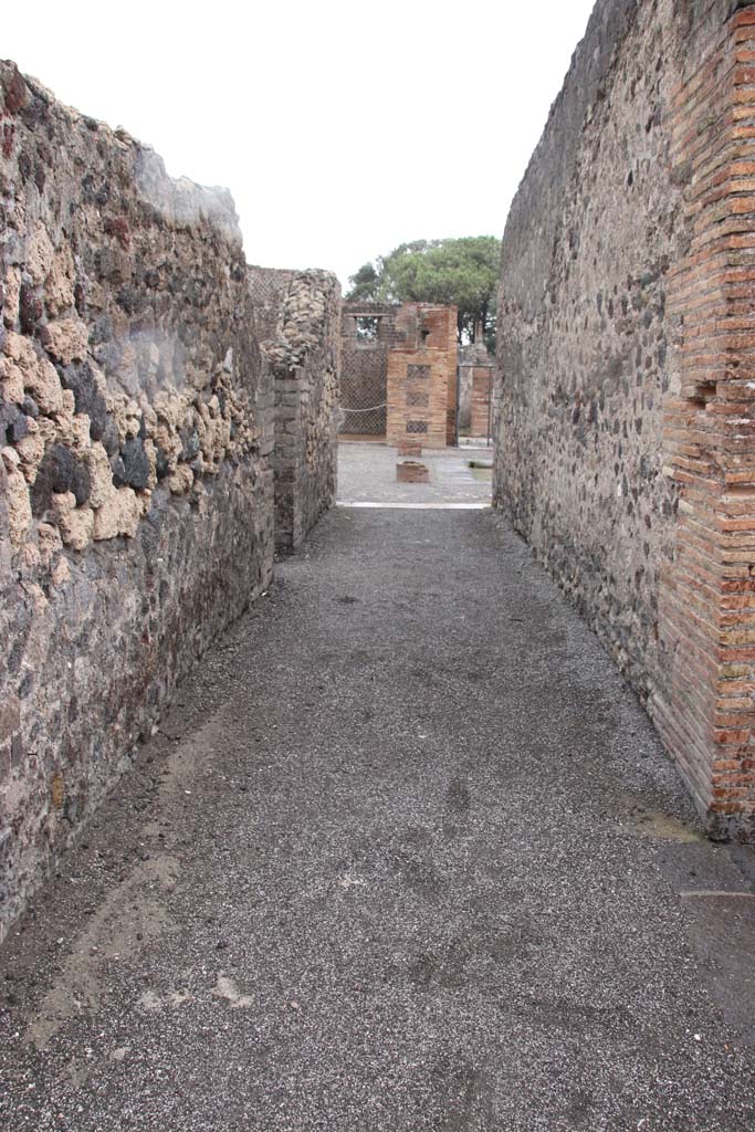 VIII.2.14 Pompeii. October 2020. Looking east along corridor towards atrium.
Photo courtesy of Klaus Heese.

