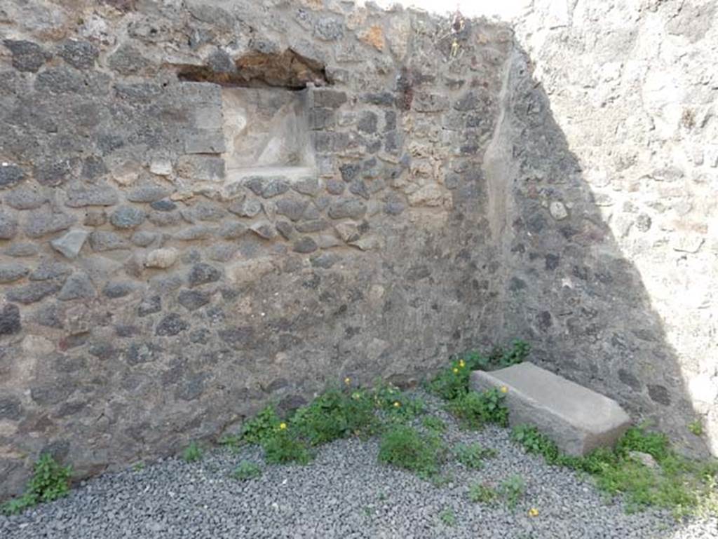 VIII.2.14 Pompeii. May 2017. Wall in rear room, with recess. Photo courtesy of Buzz Ferebee.