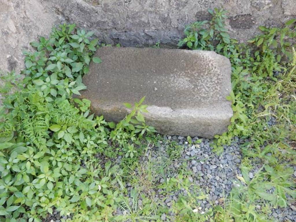 VIII.2.14 Pompeii. May 2018. Stone object in corner of rear room with niche/recess.
Photo courtesy of Buzz Ferebee.

