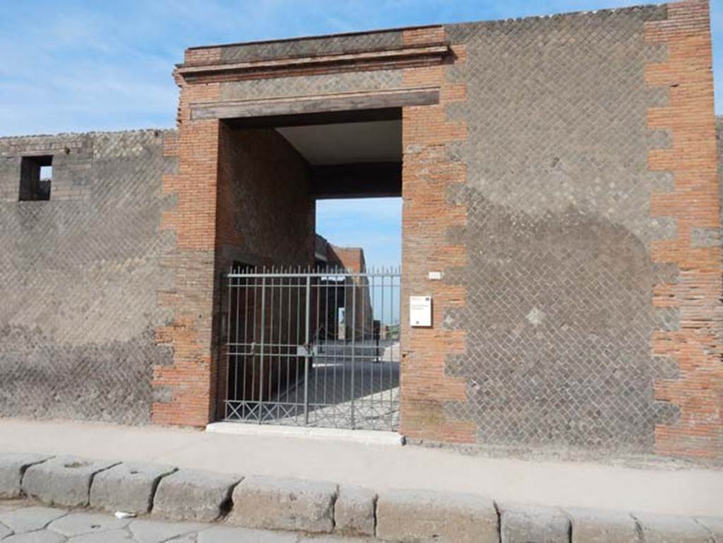 VIII.2.16 Pompeii. May 2017. Looking west towards entrance doorway. Photo courtesy of Buzz Ferebee.
