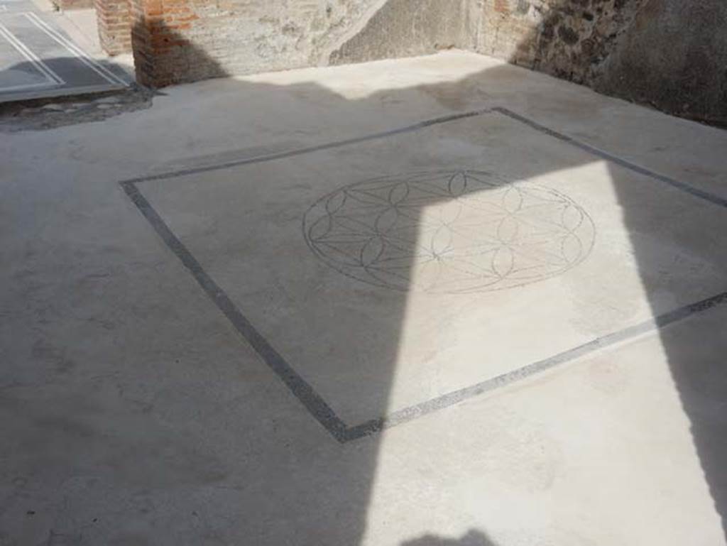 VIII.2.16 Pompeii. September 2005. Triclinium in north-west corner of atrium with doorway onto north portico, with remains of travertine floor.  Inserted in the centre would have been a mosaic with a black border showing a circle containing 6-petalled stars. 

