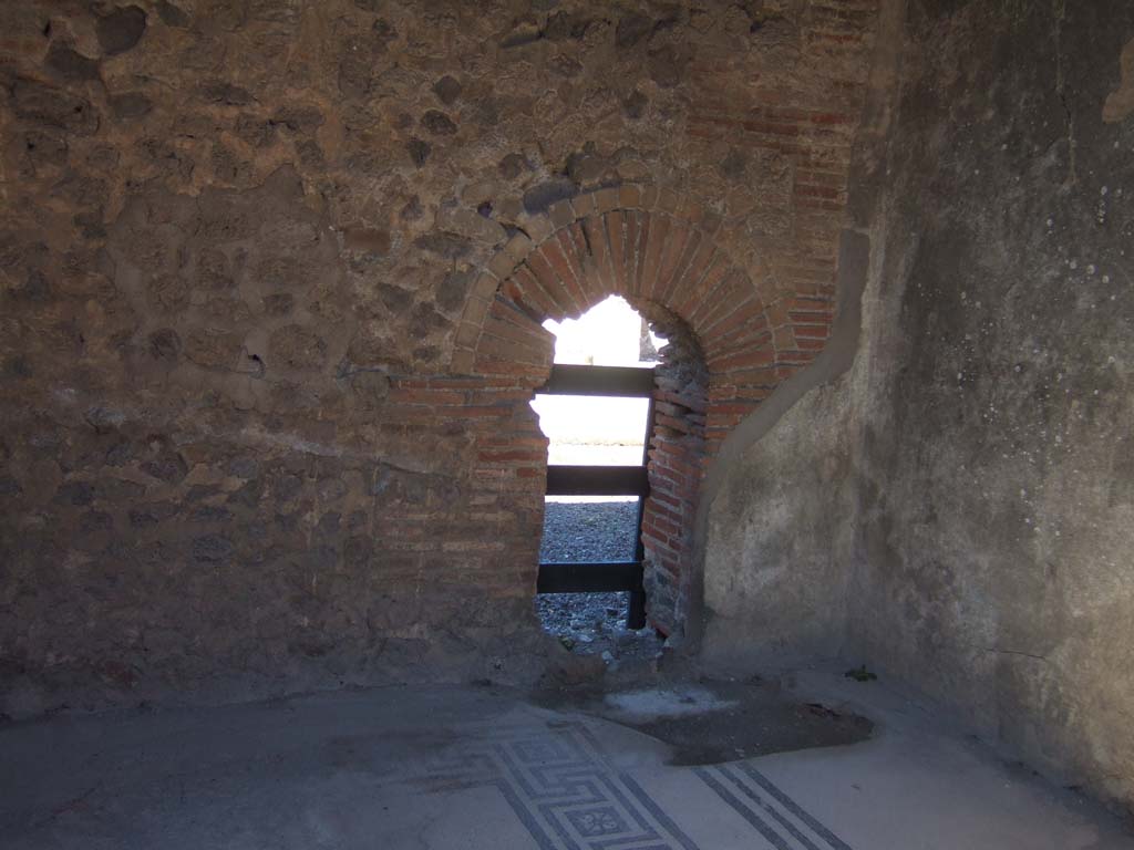 VIII.2.16 Pompeii. September 2005. Cubiculum on north side of atrium, with windowed niche opening onto the atrium of VIII.2.14. 

