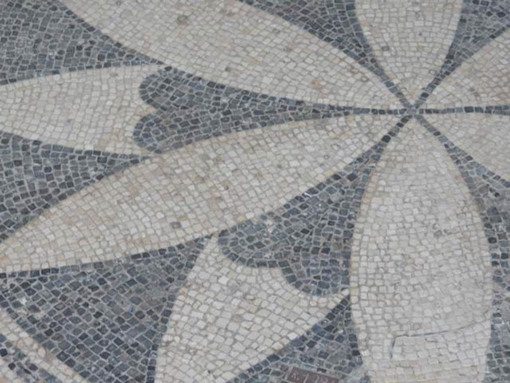 VIII.2.16 Pompeii. May 2017. Detail of central motif in cubiculum in north-east corner of atrium. Photo courtesy of Buzz Ferebee.
