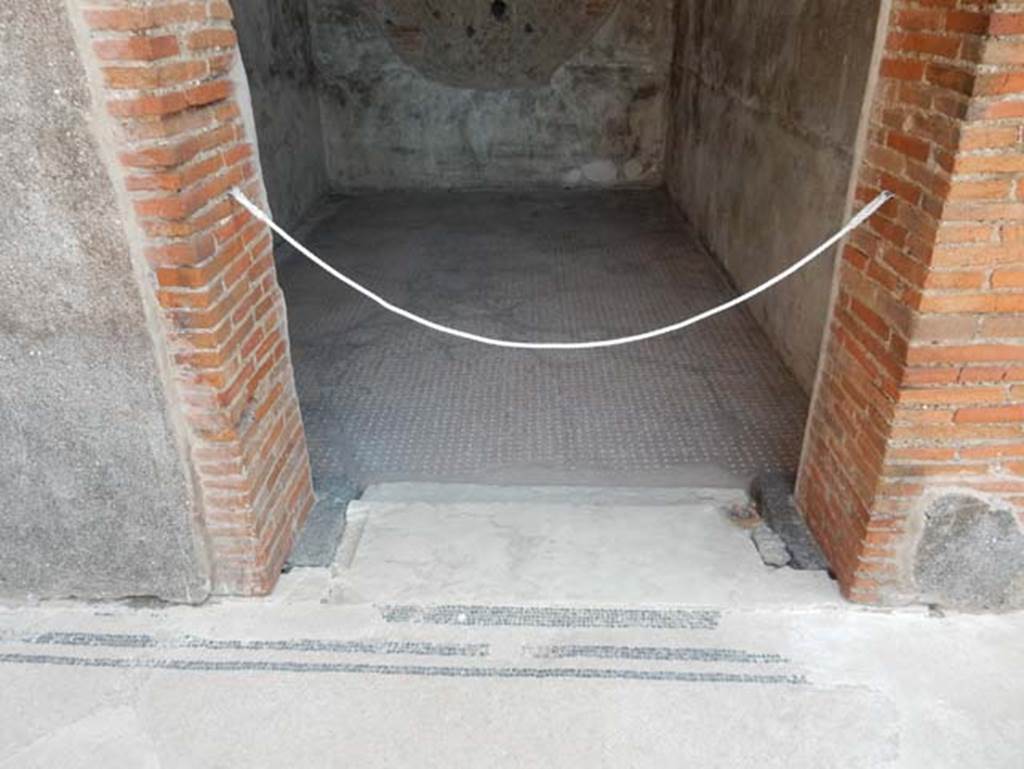 VIII.2.16 Pompeii. May 2017. Doorway to cubiculum on north side of entrance corridor. Photo courtesy of Buzz Ferebee.

