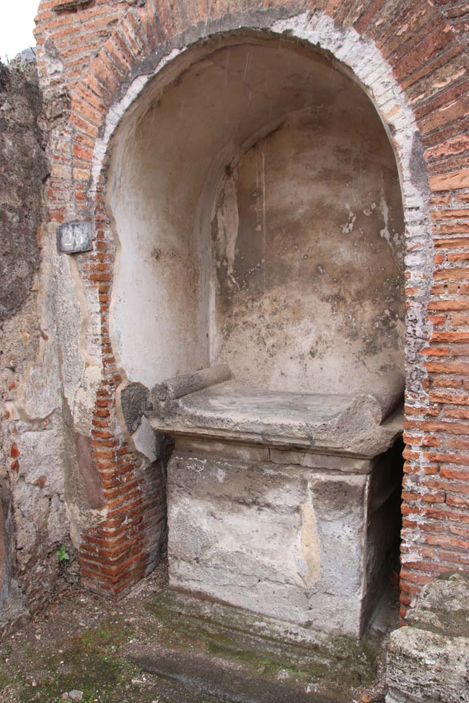 VIII.2.25 Pompeii. October 2020. Street altar on south side of Vicolo della Regina.
Photo courtesy of Klaus Heese.
