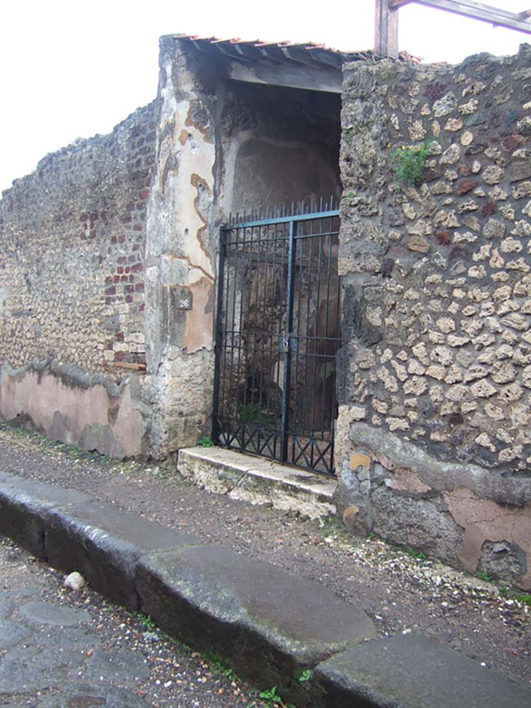 VIII.2.26 Pompeii. December 2005. Entrance doorway.
According to Della Corte –
a mutilated electoral recommendation written on the façade between the two entrances, on the left of the doorway, read –
…………cum Vesbino rog(at)      [CIL IV 786]
See Della Corte, M., 1965. Case ed Abitanti di Pompei. Napoli: Fausto Fiorentino. (p.258).
