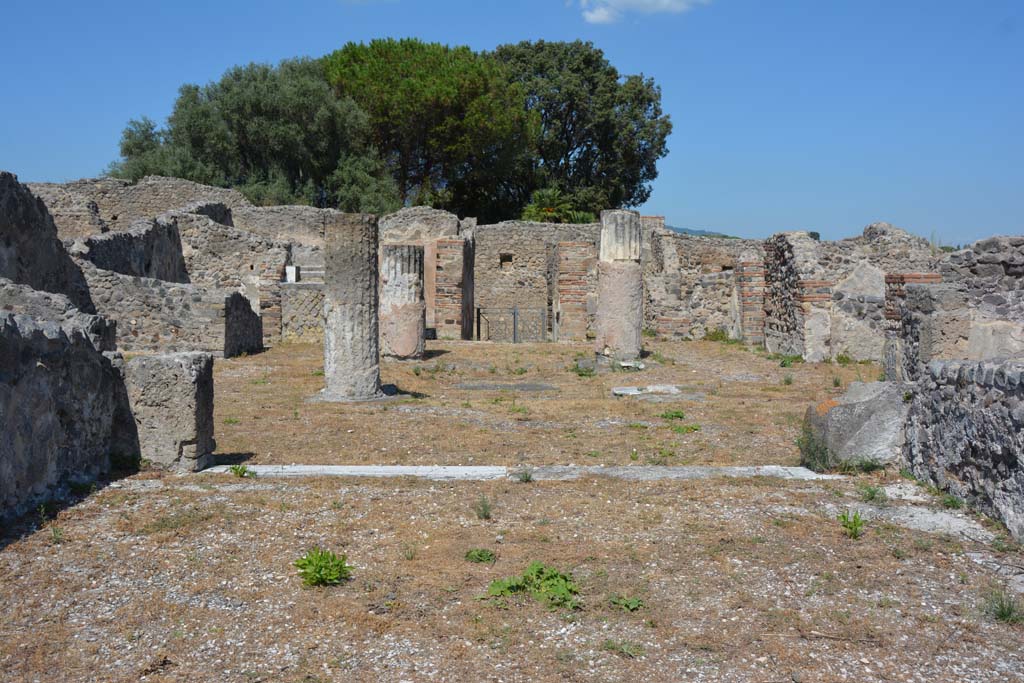 VIII.2.28 Pompeii. March 2019. Looking north from tablinum across tetrastyle atrium towards entrance doorway, in centre.
Foto Annette Haug, ERC Grant 681269 DÉCOR.
