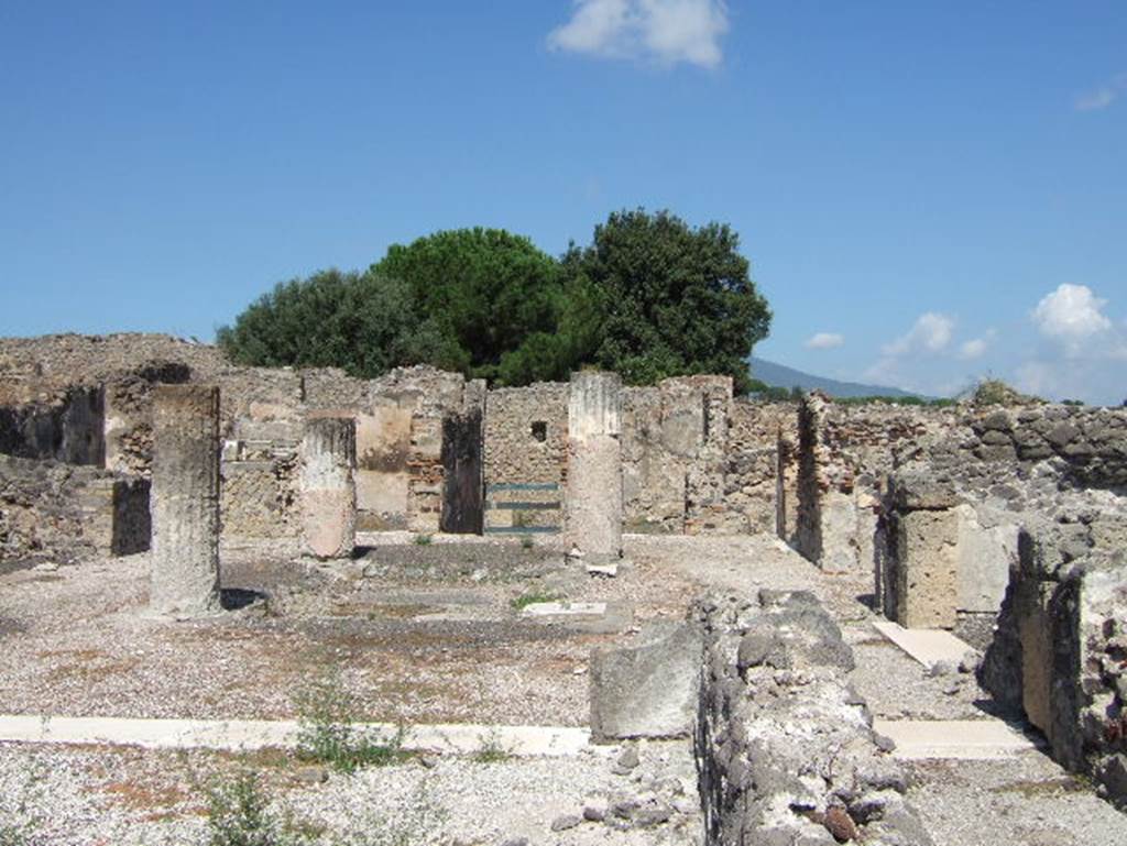 VIII.2.28 Pompeii. September 2005. Looking north across atrium from tablinum, towards entrance.