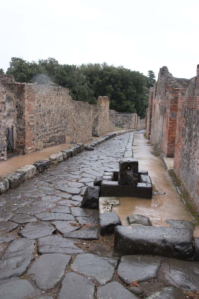 VIII.6.1 Pompeii, on left. October 2020. Via della Regina, looking east in the year of the pandemic, with VIII.2.29 on right.
Photo courtesy of Klaus Heese.

