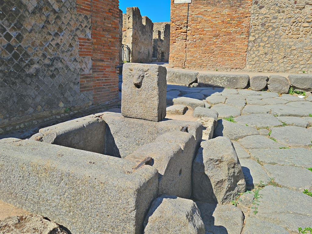 Fountain at VIII.2.29, Pompeii. October 2020. Looking west. Photo courtesy of Klaus Heese.
