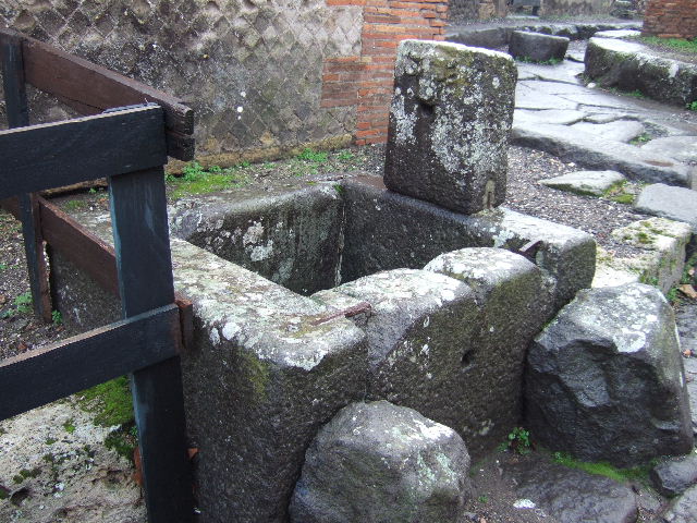 Fountain at VIII.2.29, Pompeii. December 2005. Looking west.