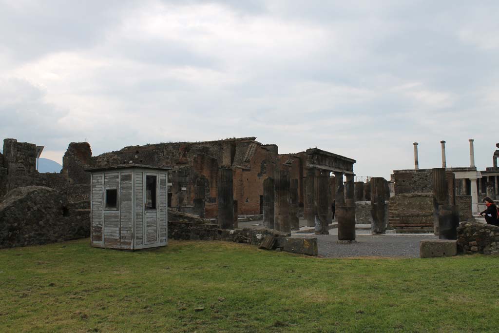 VIII.3.1 Pompeii. March 2014. Looking towards south-west corner and entrance VIII.3.32 from the Forum.
Foto Annette Haug, ERC Grant 681269 DÉCOR.
