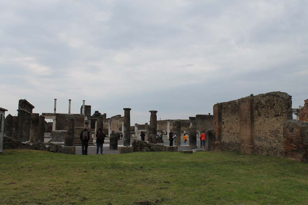 VIII.3.1 Pompeii. March 2014. Looking west towards entrances at VIII.3.32, on left, and VIII.3.33 on east side of the Forum.
Foto Annette Haug, ERC Grant 681269 DÉCOR.
