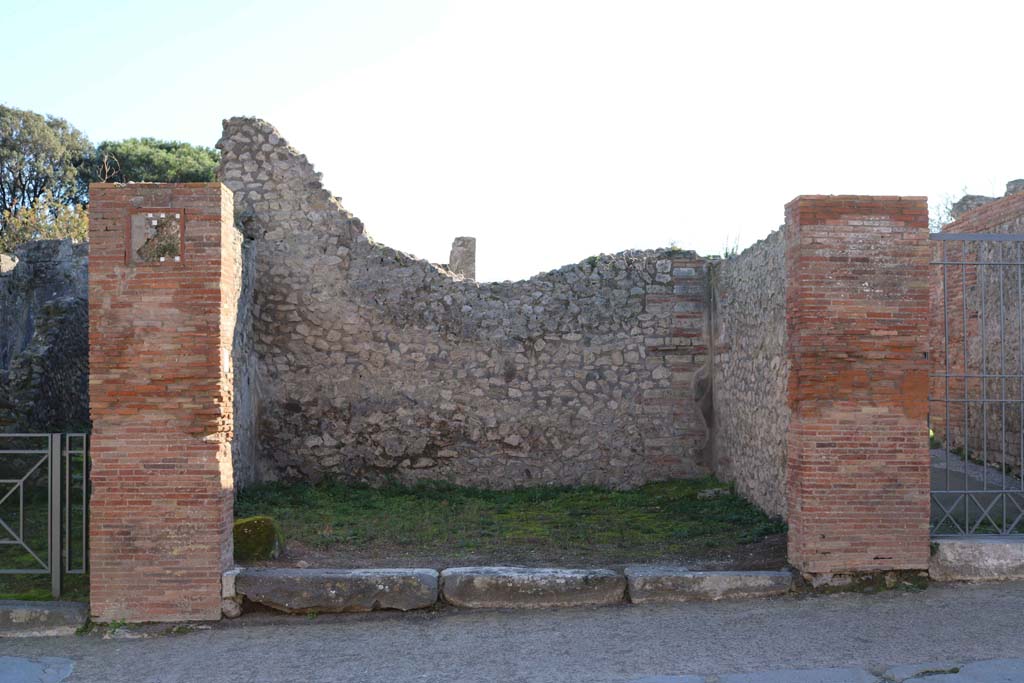 VIII.3.5, Pompeii. December 2018. Looking south to entrance doorway on Via dell’Abbondanza. Photo courtesy of Aude Durand.