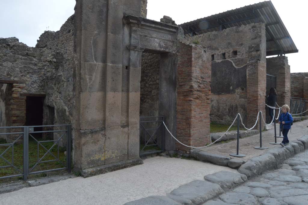 VIII.3.10, in centre, Pompeii. March 2019. Looking west along south side of Via dell’Abbondanza, with VIII.3.9 and VIII.3.8, on right.
Foto Taylor Lauritsen, ERC Grant 681269 DÉCOR.
