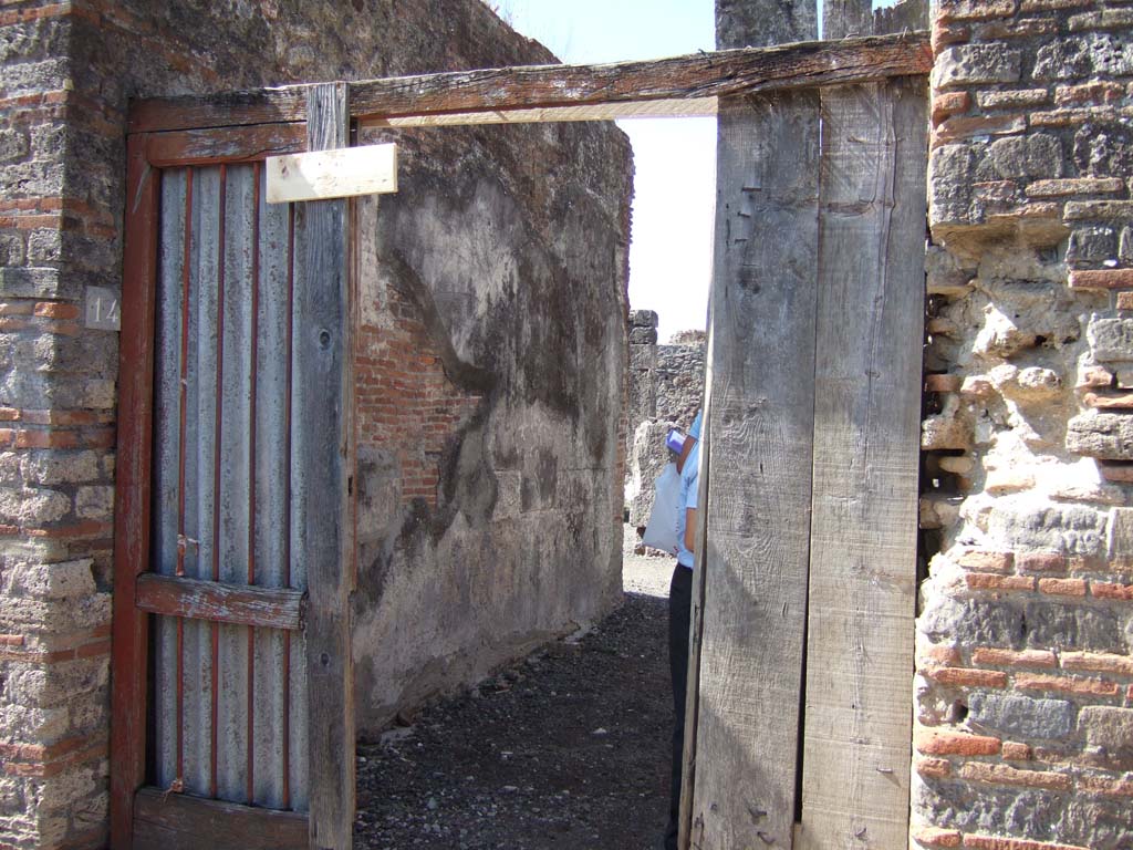 VIII.3.14 Pompeii. September 2005. Looking west towards entrance doorway and south wall of fauces/corridor.