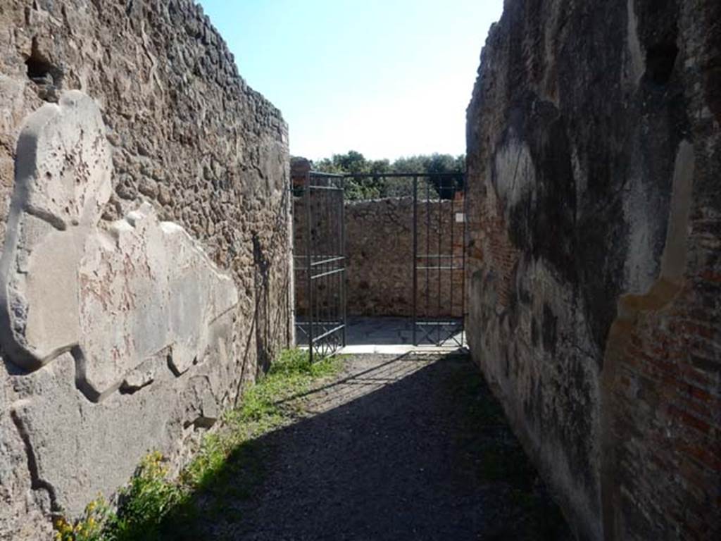 VIII.3.14 Pompeii. May 2016. Looking east along entrance fauces towards entrance doorway. Photo courtesy of Buzz Ferebee.

