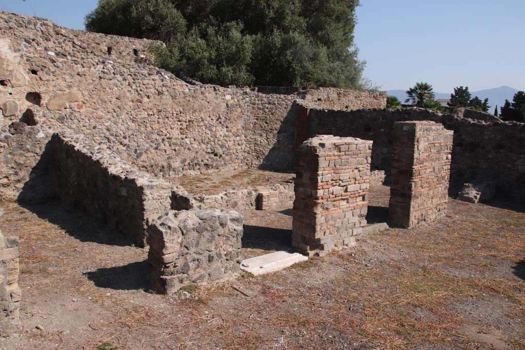 VIII.3.15 Pompeii. September 2021. 
Looking north-east towards doorway to triclinium 4, on left, and doorways to garden area, in centre and right. Photo courtesy of Klaus Heese.

