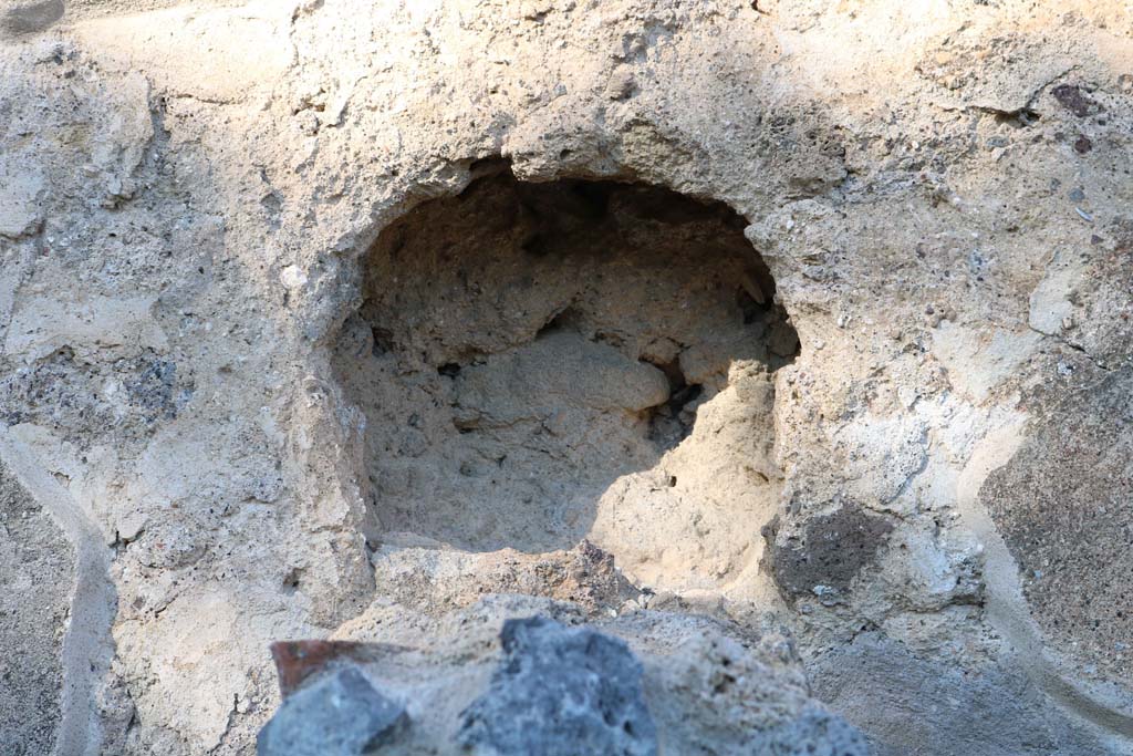 VIII.3.15, Pompeii. December 2018. 
Feature in north wall above wall at side of doorway into room 5, at rear of triclinium. Photo courtesy of Aude Durand.
