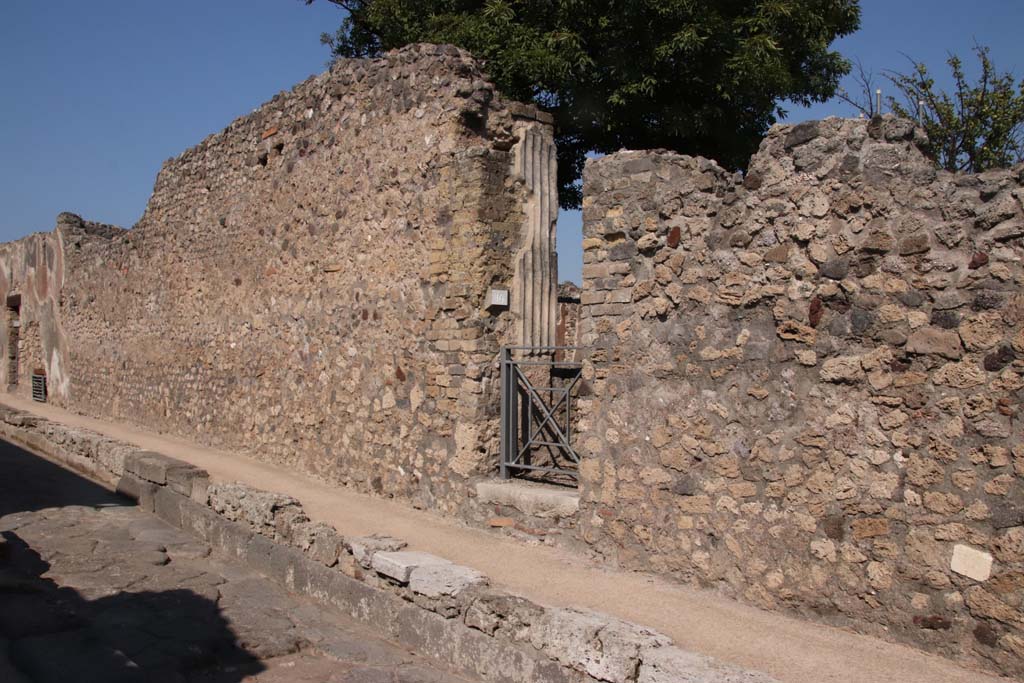 VIII.3.16, Pompeii. September 2021. Looking north-west in Vicolo della Regina towards entrance doorway. Photo courtesy of Klaus Heese.