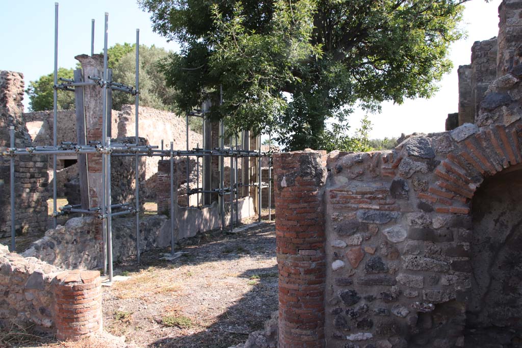 VIII.3.16 Pompeii. September 2021. Looking north-east across peristyle from near niche latrine. Photo courtesy of Klaus Heese


