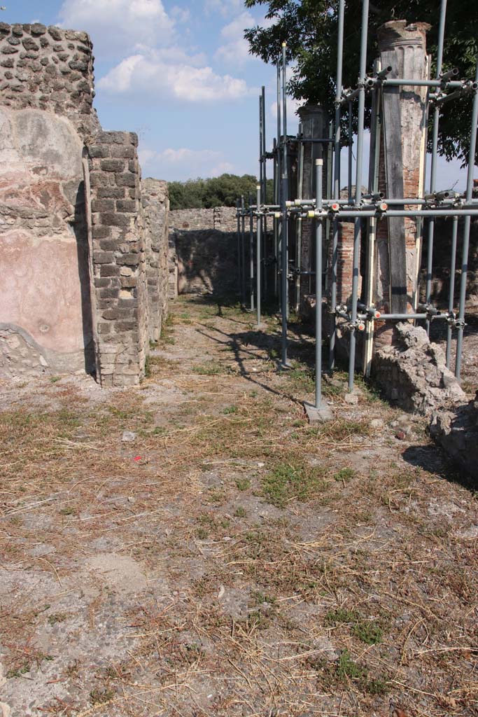 VIII.3.18/16 Pompeii. September 2021. 
Looking east from north-west corner of peristyle. Photo courtesy of Klaus Heese

