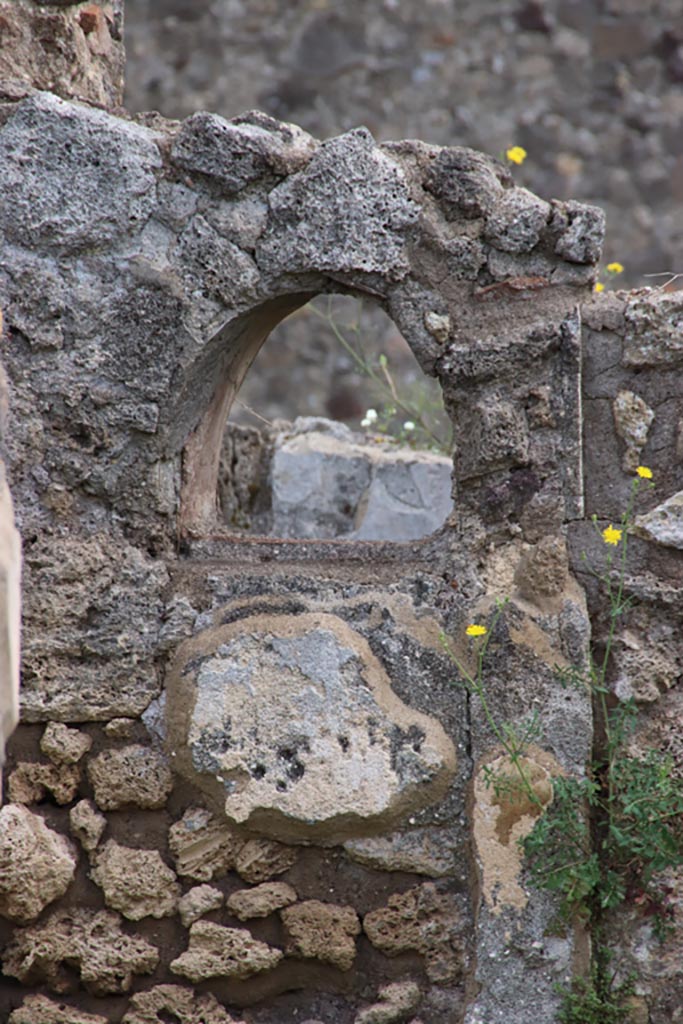 VIII.3.21 Pompeii. May 2024. 
Detail of niche in wall at east end of entrance corridor. Photo courtesy of Klaus Heese.
