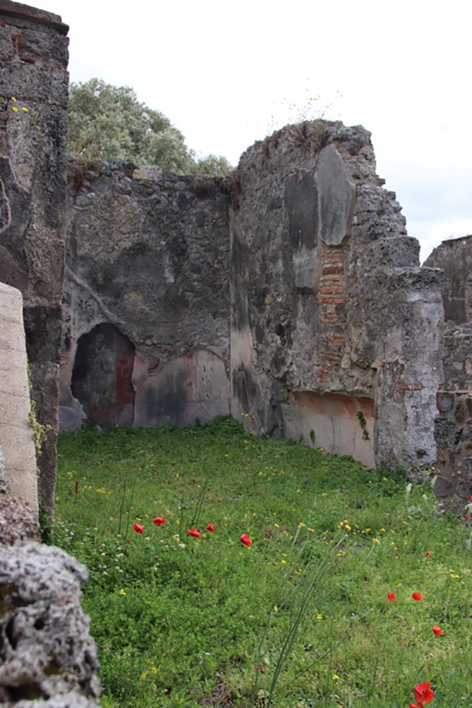 VIII.3.21 Pompeii. May 2024. 
Looking east over wall in VIII.3.24 towards east and south side of triclinium (6). 
Photo courtesy of Klaus Heese.
According to PPM –
The walls of this triclinium would have been painted in the IV Style, with black zoccolo decorated with plants, a red middle zone with panels, and the upper zone discoloured.
See Carratelli, G. P., 1990-2003. Pompei: Pitture e Mosaici. (8). Roma: Istituto della enciclopedia italiana, (p.414-417).
